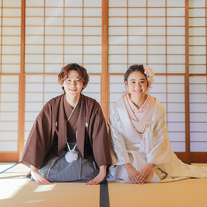 洋装で前撮りをする新郎新婦