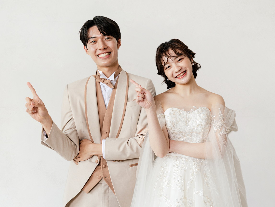洋装で撮影する新郎新婦