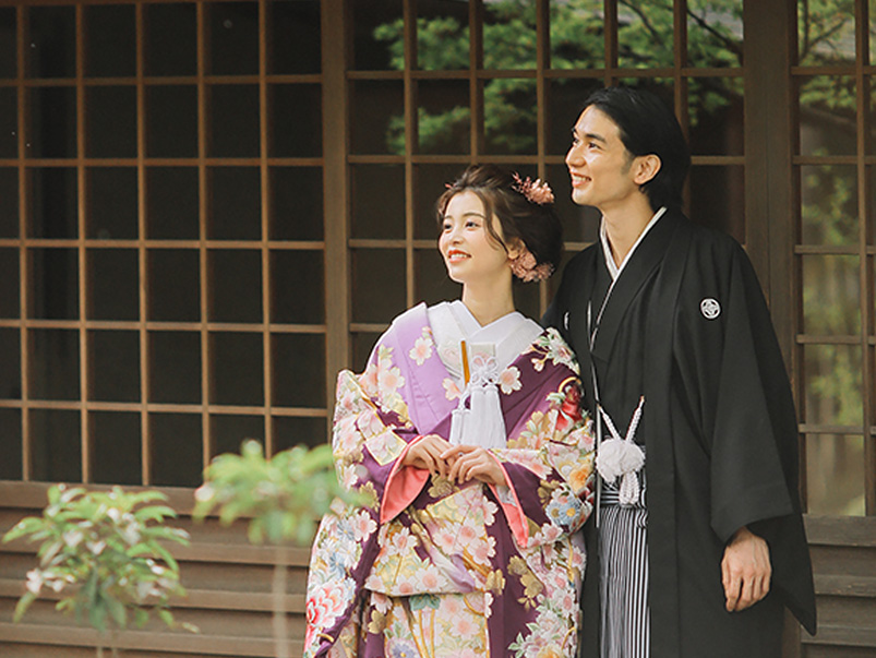 竹林で白無垢を着た新郎新婦